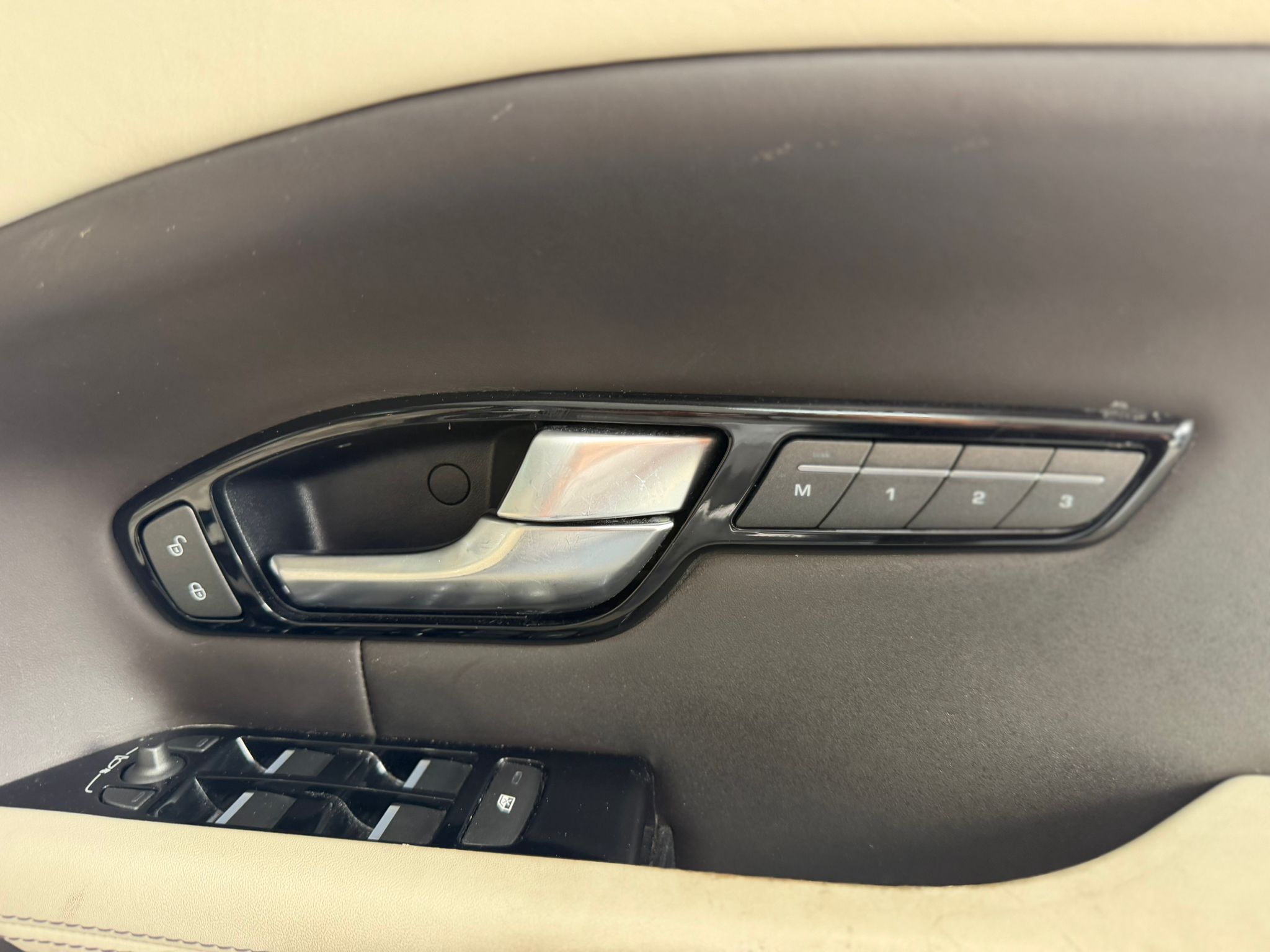 Land Rover Range Rover Evoque Autobiography (2016) image 17