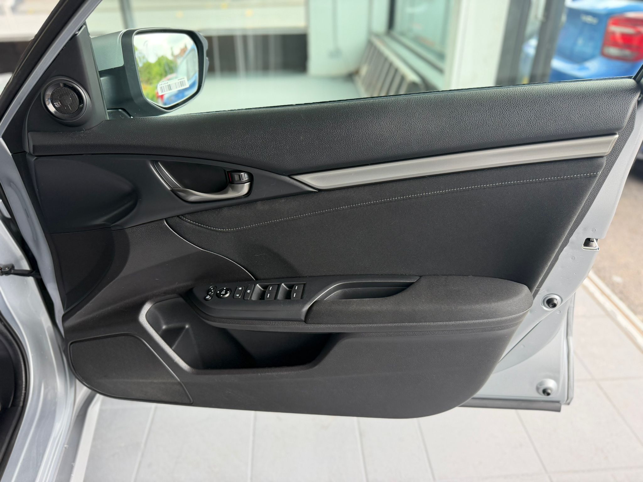 Honda Civic 1.0 VTEC Turbo SR Euro 6 (s/s) 5dr image 5