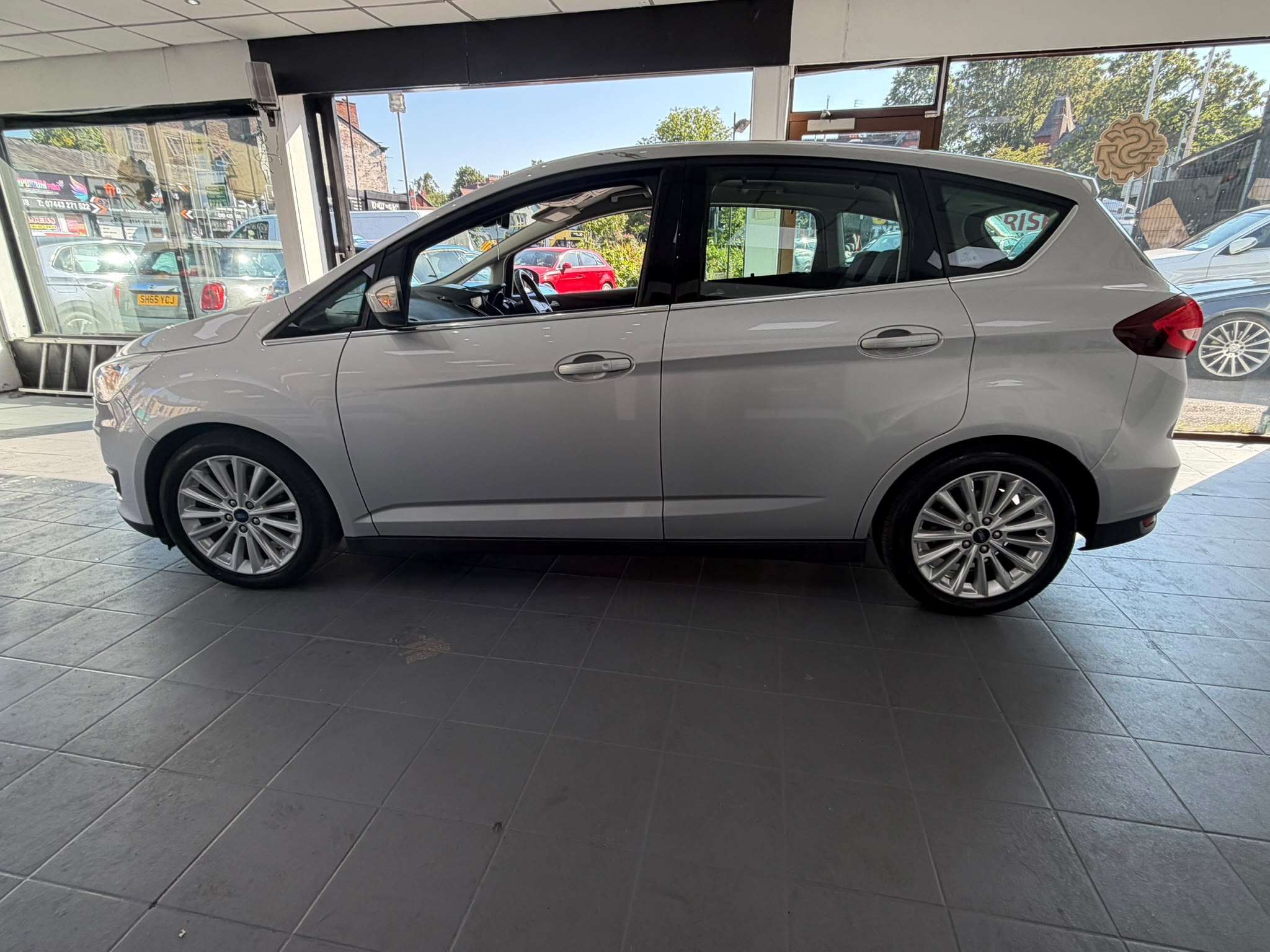 Ford C-Max Titanium image 10