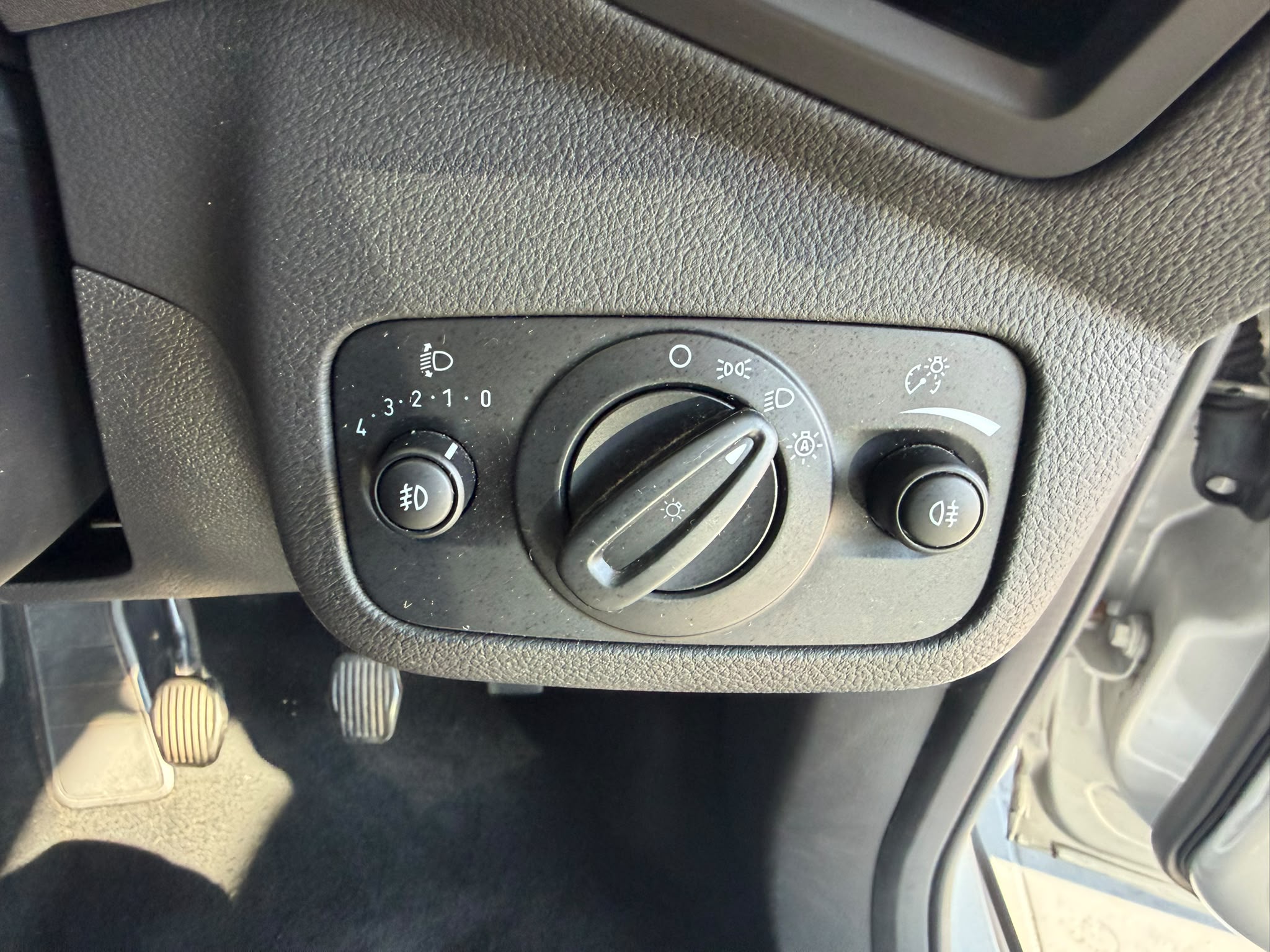 Ford C-Max Titanium image 13