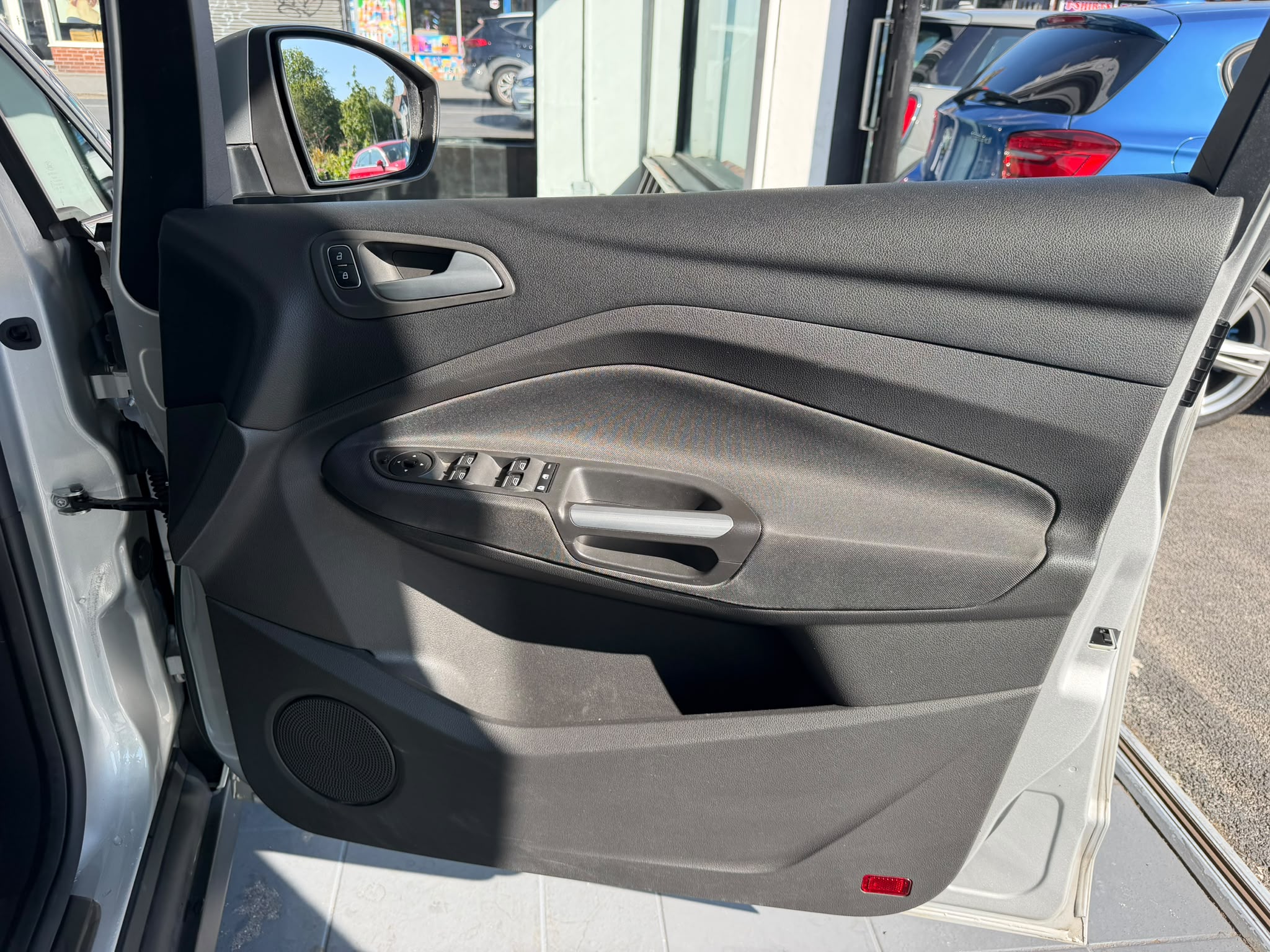 Ford C-Max Titanium image 8