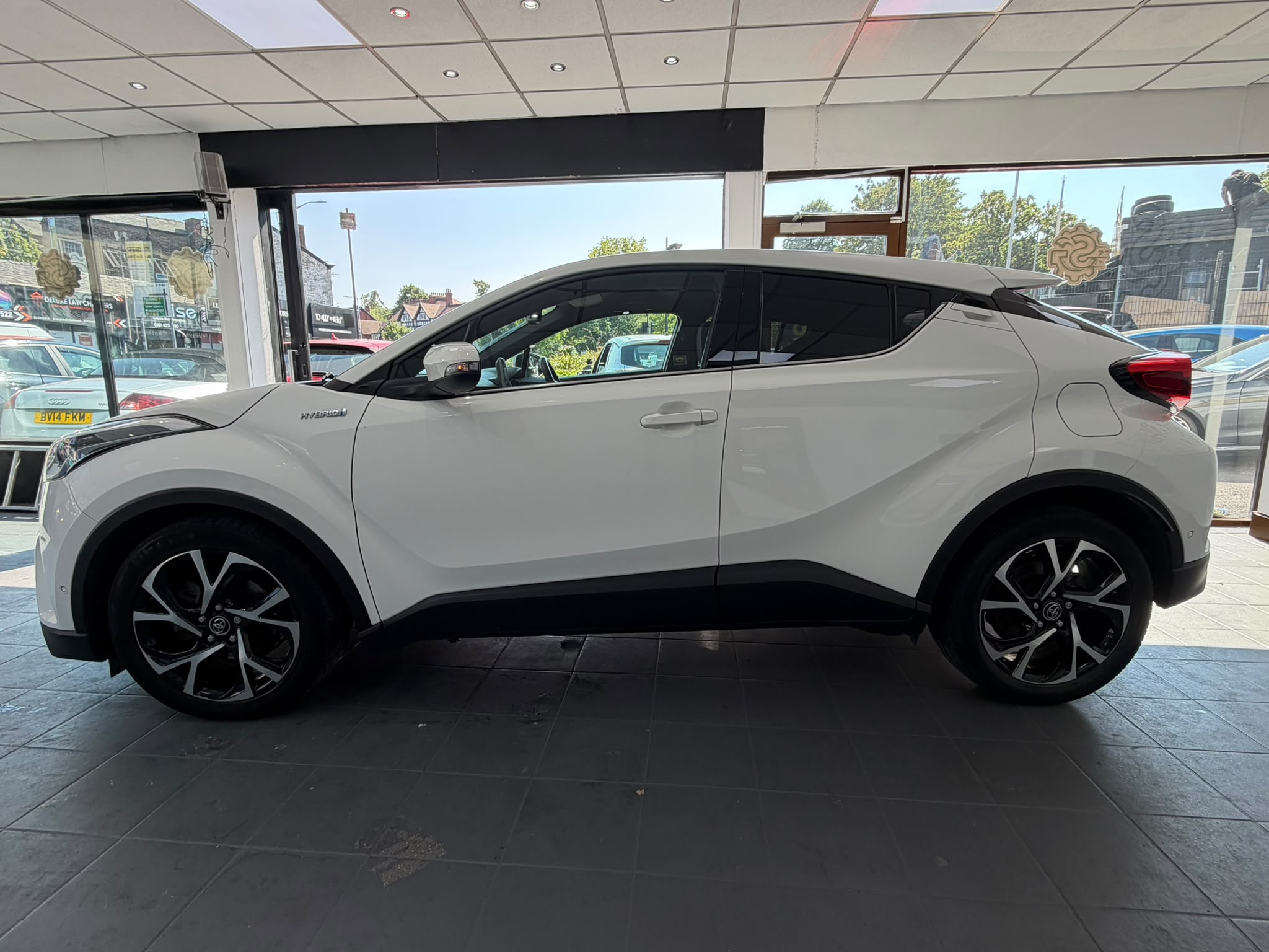 2019 Toyota C-HR Design 1.8 VVT-h Hybrid CVT image 2