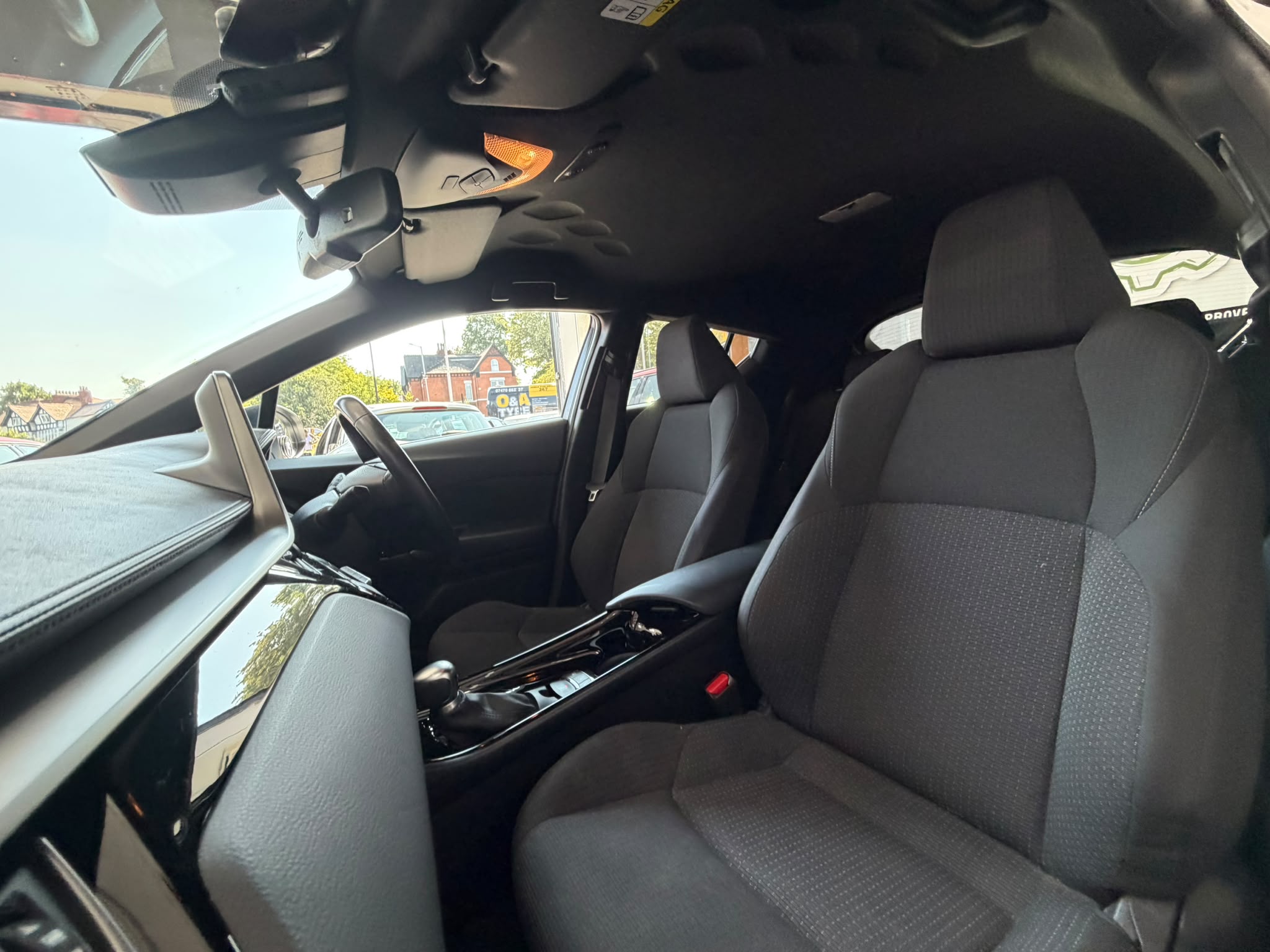 2019 Toyota C-HR Design 1.8 VVT-h Hybrid CVT image 6