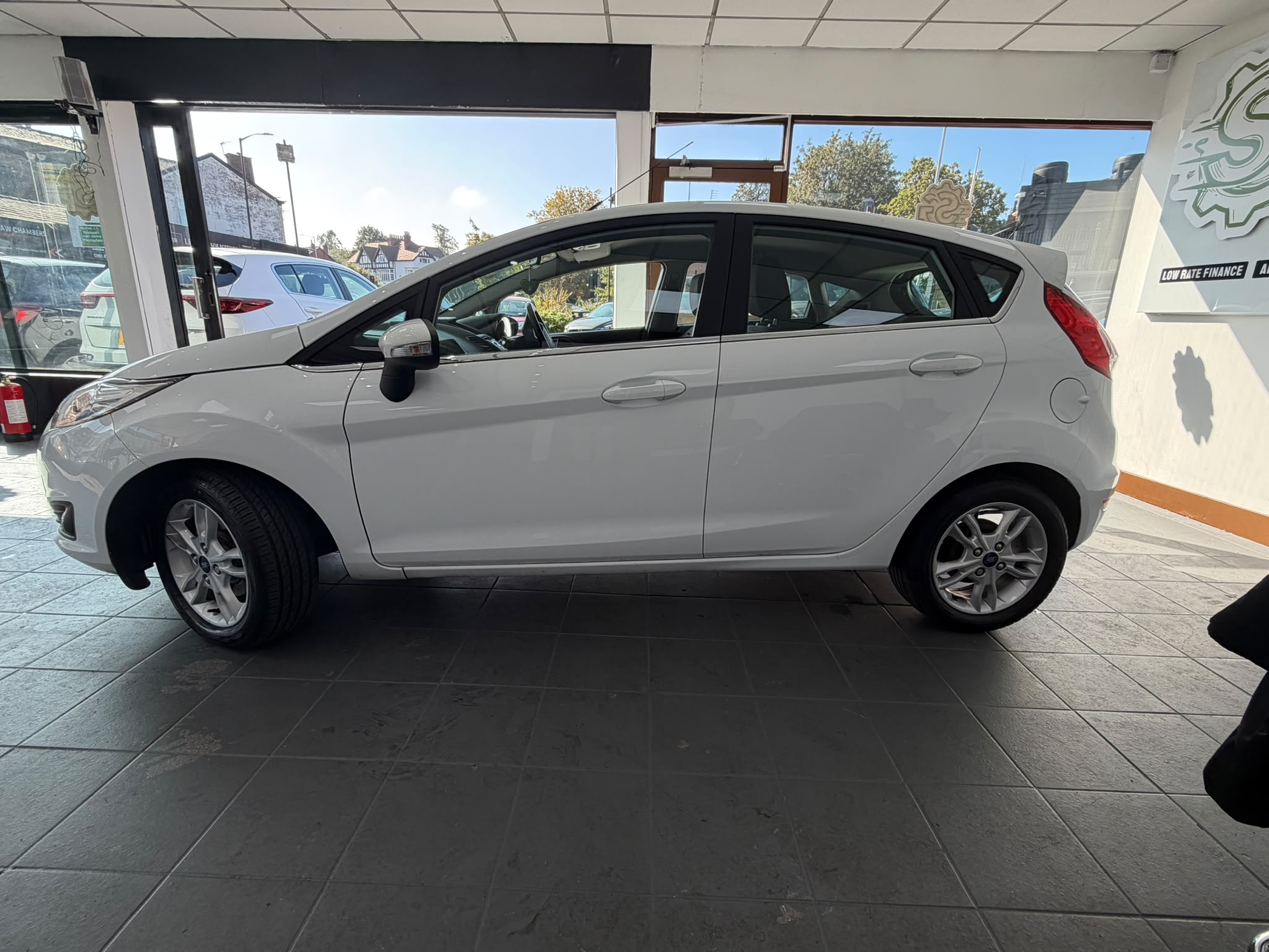 2017 Ford Fiesta 1.0T EcoBoost Zetec Hatchback 5dr Petrol Powershift Euro 6 (100 ps) image 2