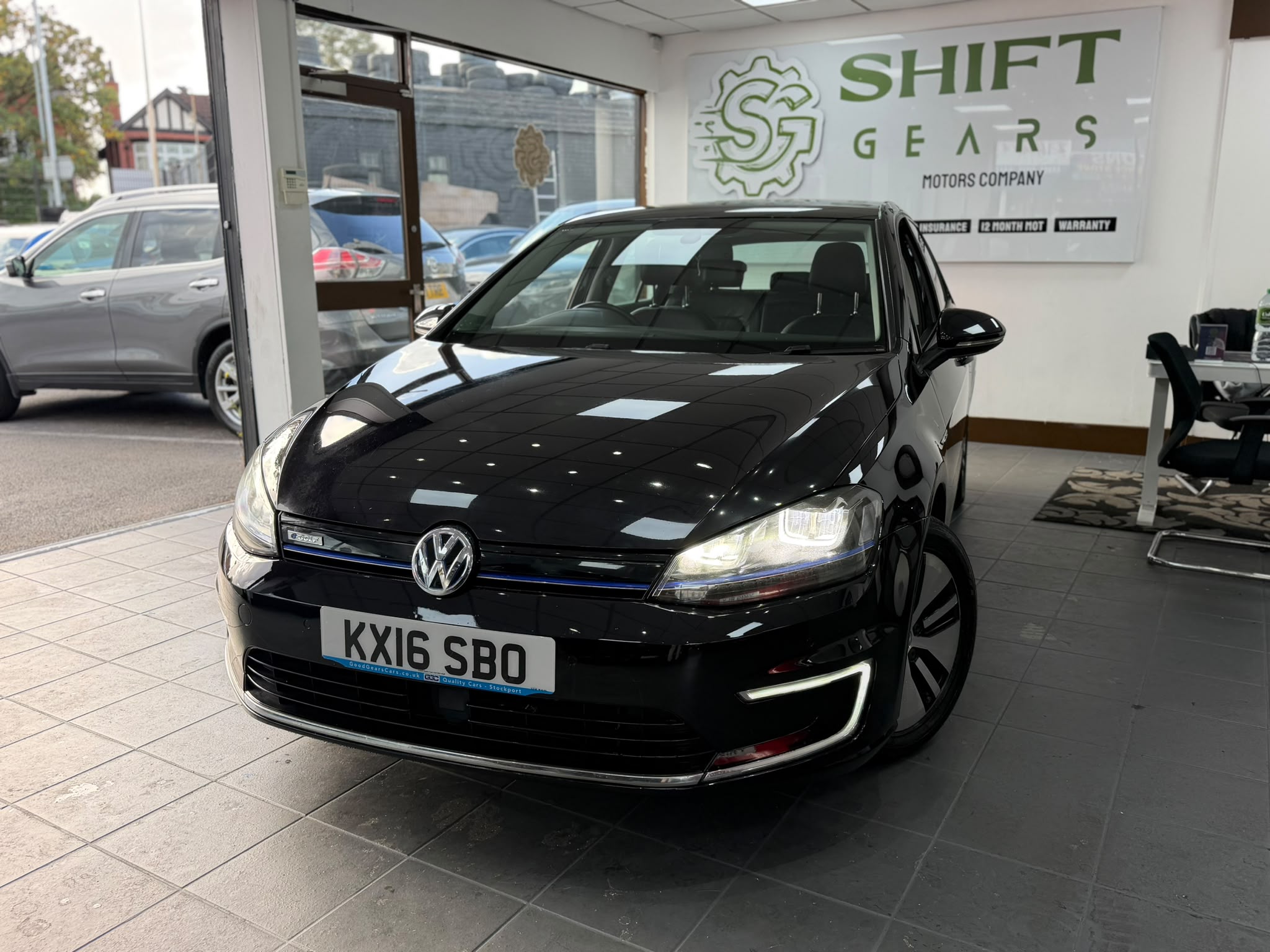 Volkswagen Golf 35.8kWh e-Golf Auto 5dr image 1