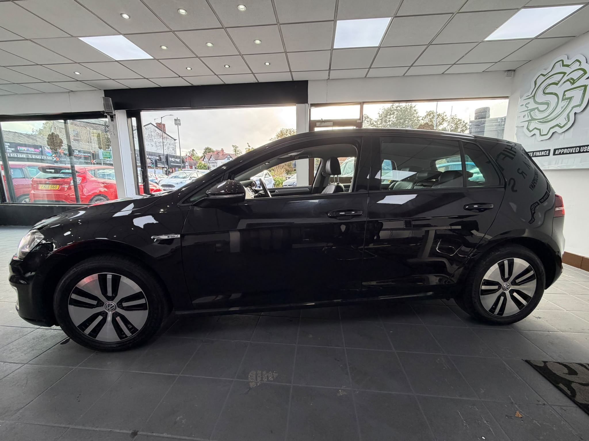 Volkswagen Golf 35.8kWh e-Golf Auto 5dr image 2