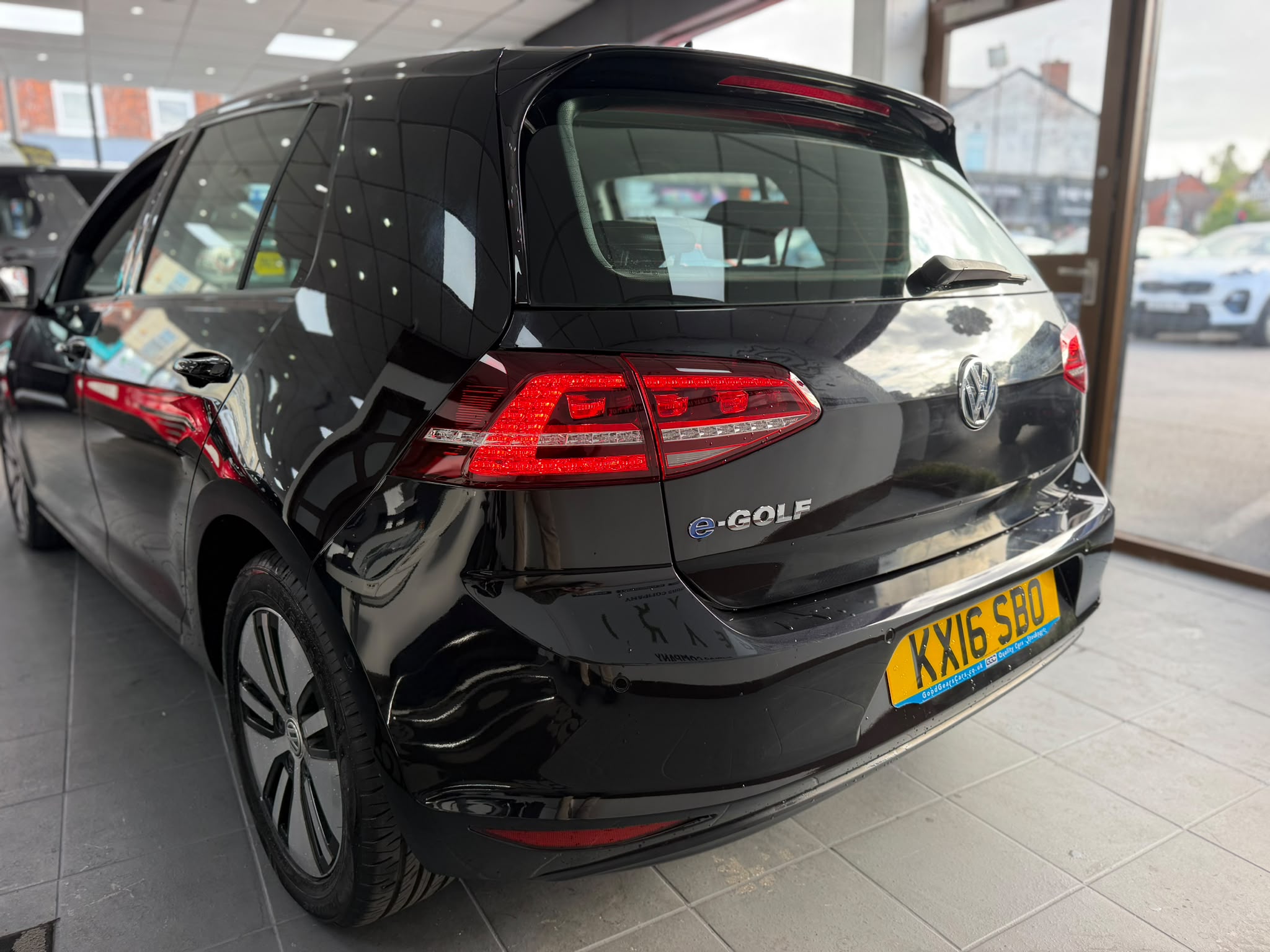 Volkswagen Golf 35.8kWh e-Golf Auto 5dr image 6
